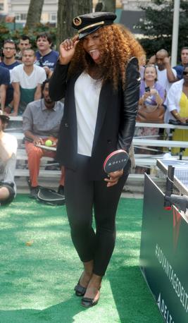 Serena Williams, ospite d'onore, apre il torneo di tennis da tavolo 